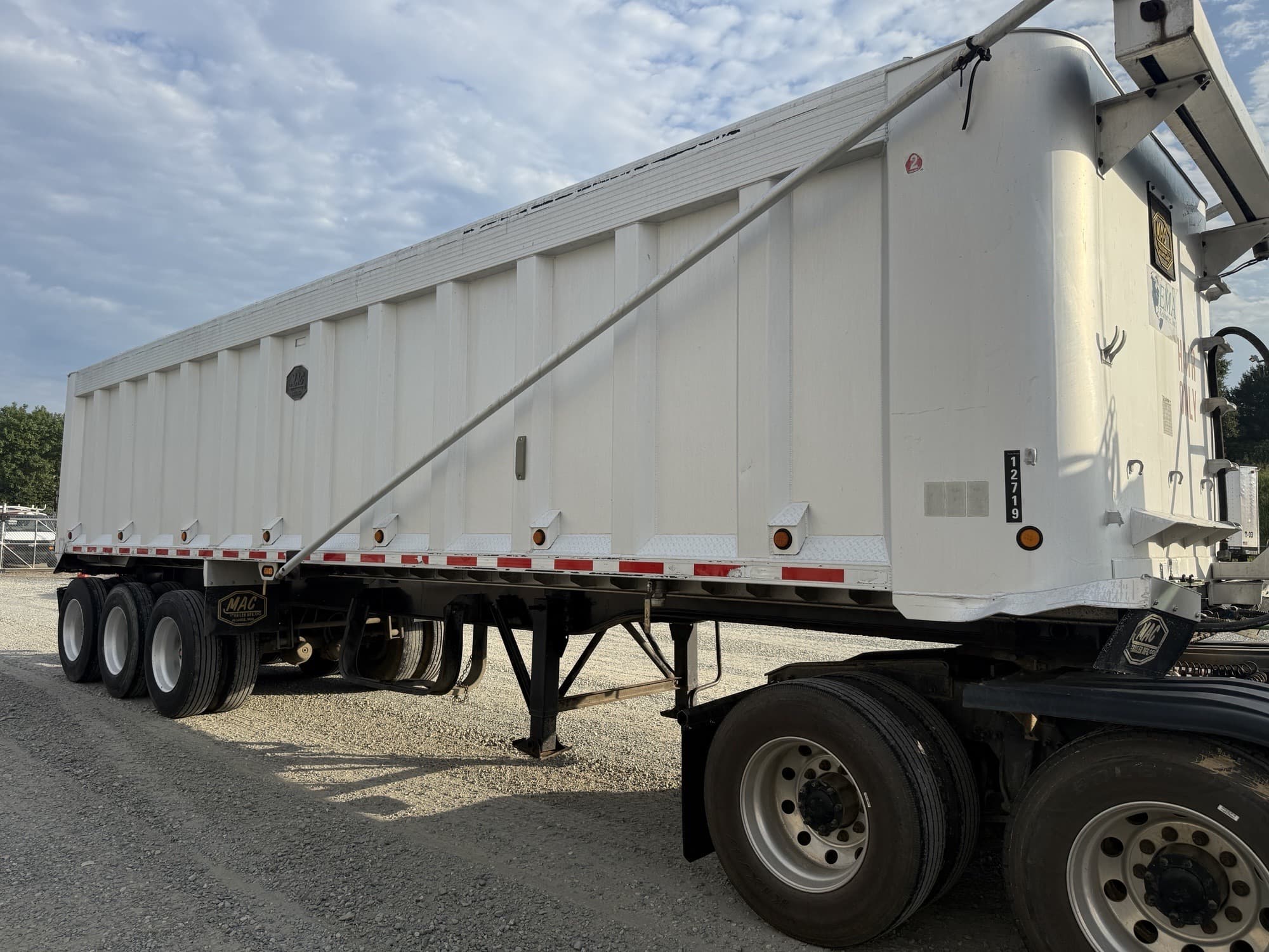 2008 Mac Trailer Mfg 35ft Triaxle Sheet & Post Dump Trailer