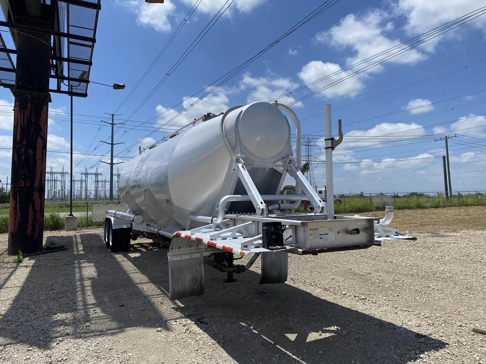 2018 Heil 1040 Cu Ft Tandem Axle Aluminum Dry Bulk / Pneumatic Tank Trailer - Air Ride, Fixed Axle