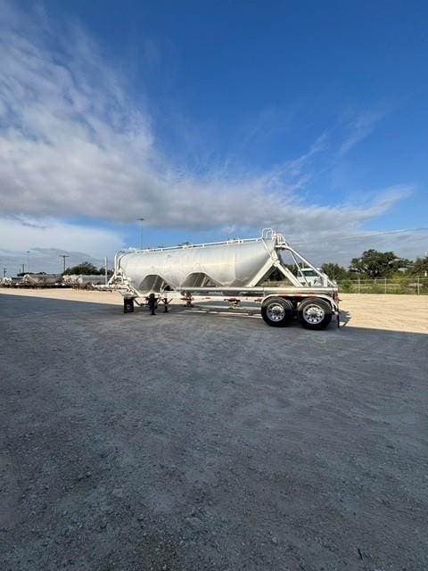 2018 Heil 1040 Cu Ft Tandem Axle Aluminum Dry Bulk / Pneumatic Tank Trailer - Air Ride, Fixed Axle