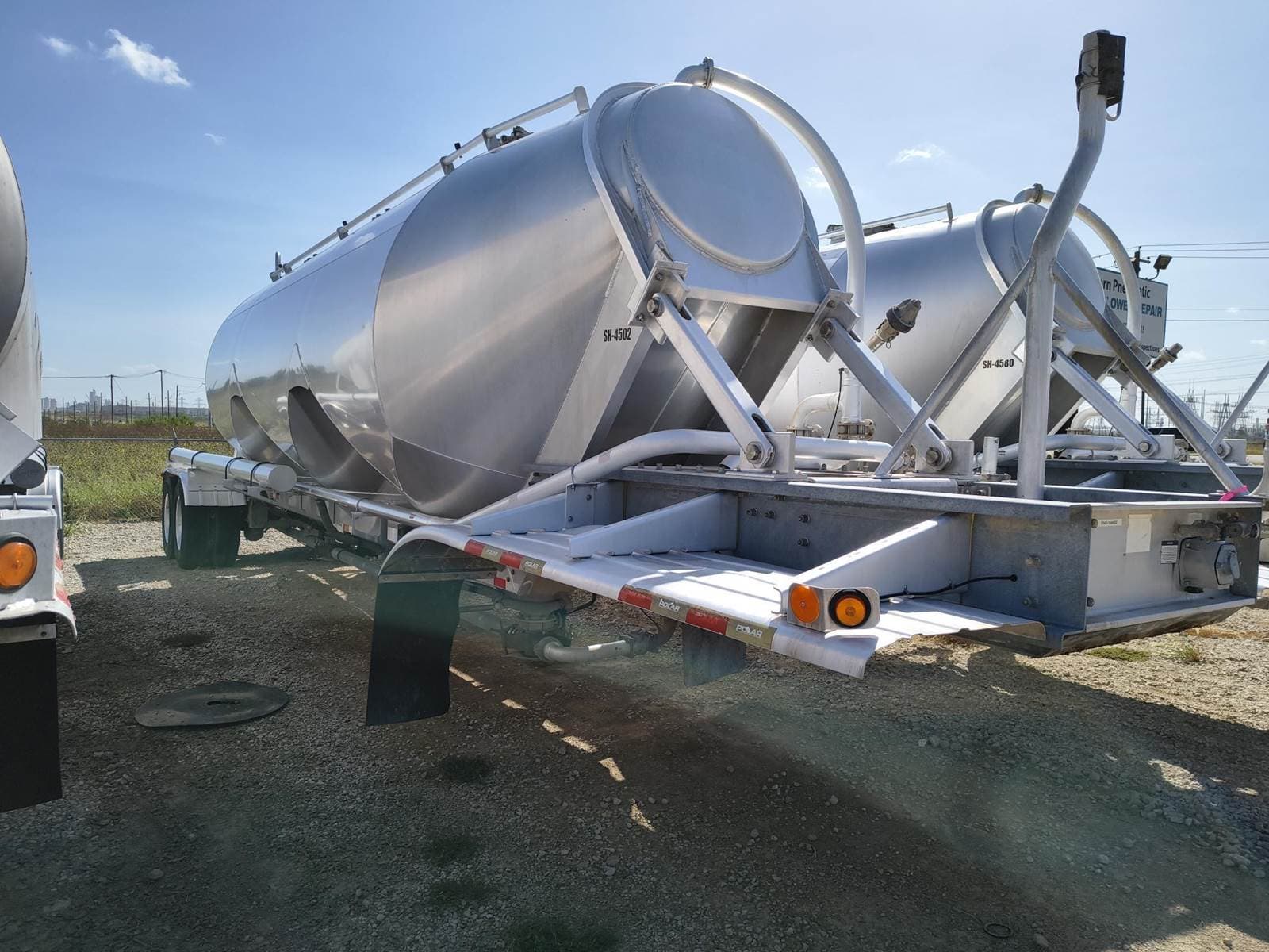 2016 Polar Tandem Axle Aluminum Dry Bulk / Pneumatic Tank Trailer - Air Ride, Fixed Axle