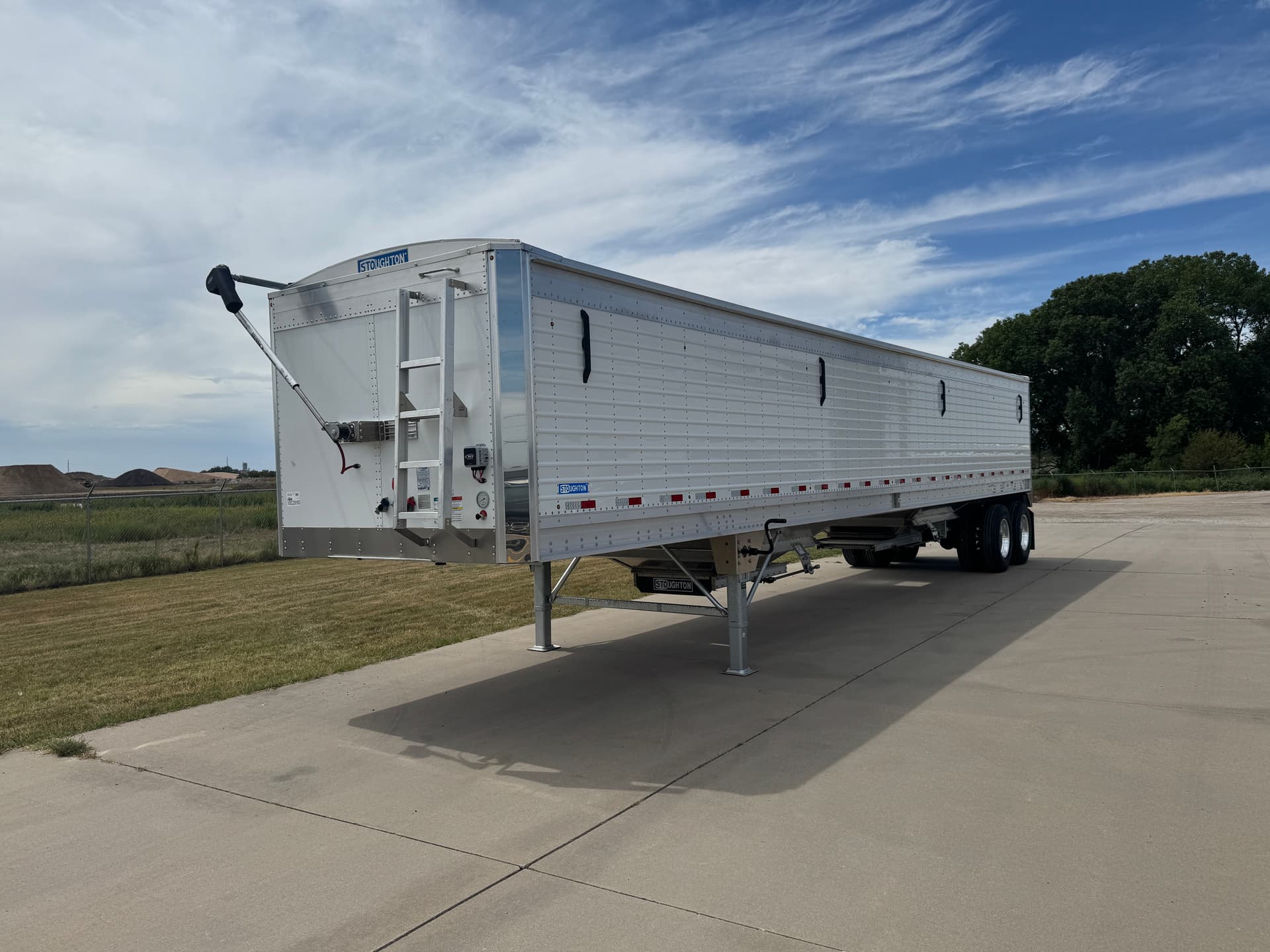 2027 Stoughton 42' Alum Grain Hopper - 74" Corrugated Sidewalls - White