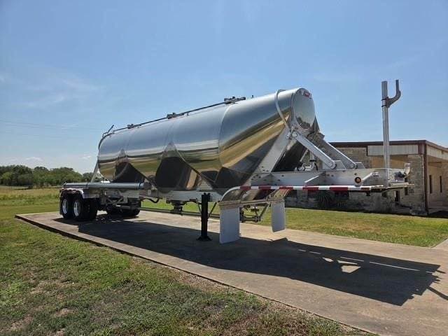 2026 Heil 1040 Cu Ft Tandem Axle Aluminum Dry Bulk / Pneumatic Tank Trailer - Air Ride, Fixed Axle