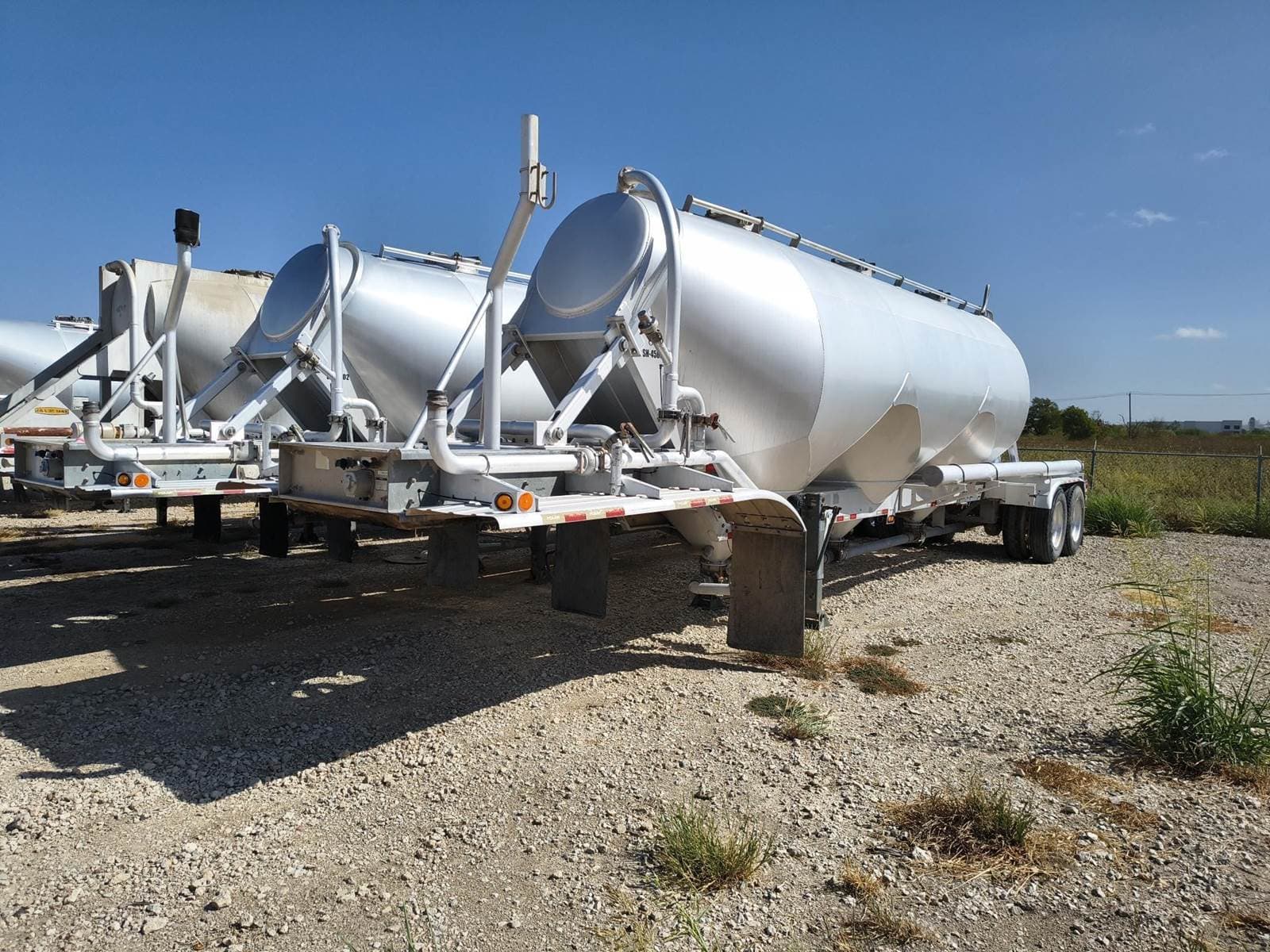 2016 Polar Tandem Axle Aluminum Dry Bulk / Pneumatic Tank Trailer - Air Ride, Fixed Axle