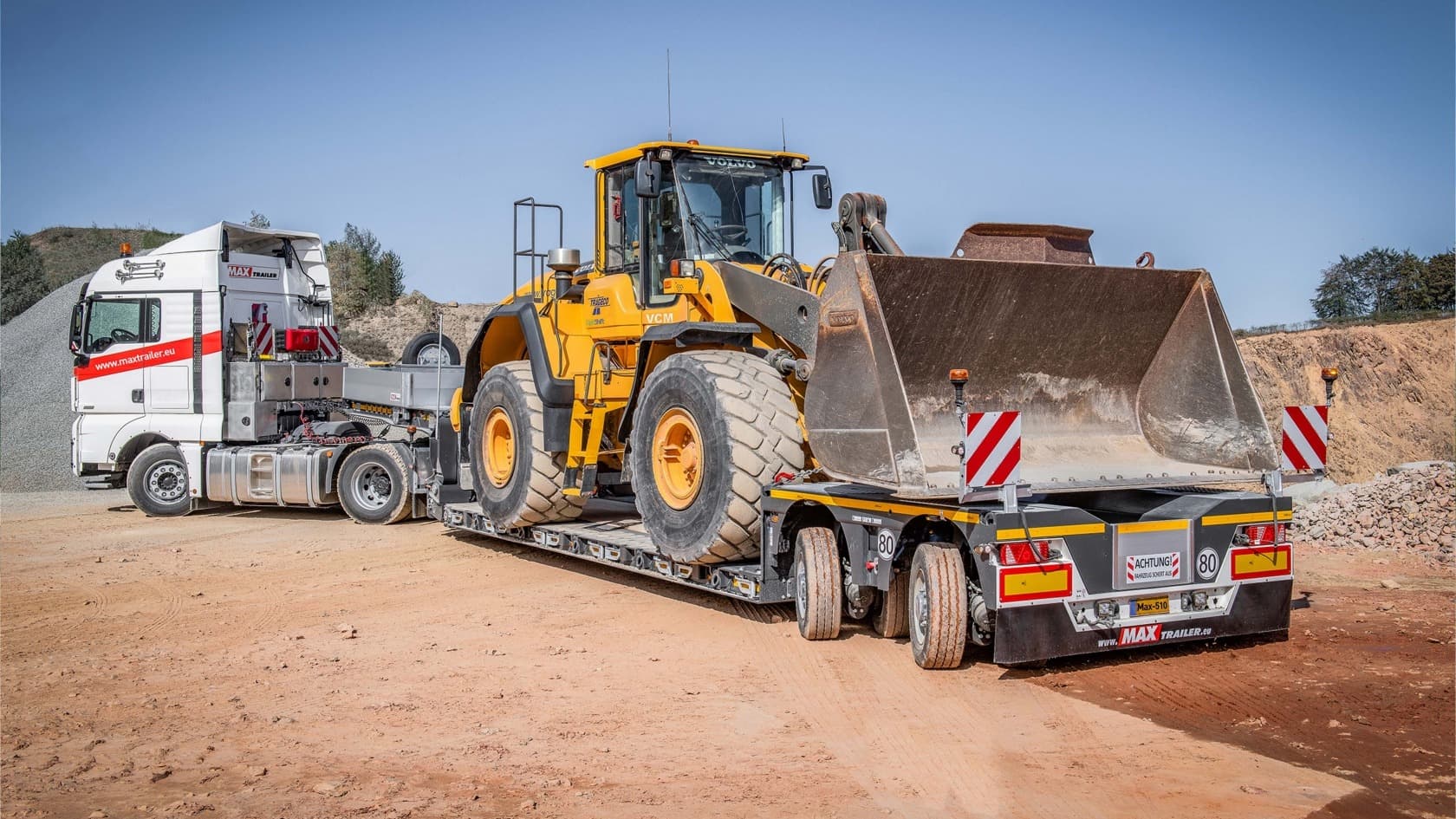 MAX510 low bed trailer with pendle-axles are easy to handle on the construction site.